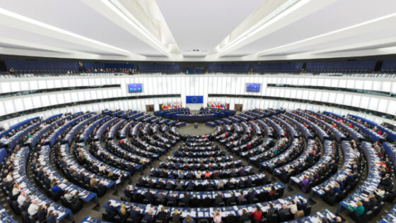 L'emiciclo del Parlamento Europeo a Strasburgo durante una plenaria
