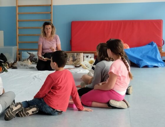 Manuela Mariani al lavoro con alcuni bambini della scuola primaria