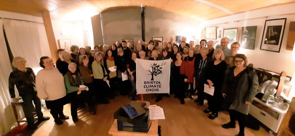 Il Climate Choir di Bristol. Il gruppo si è formato nel 2022 ed è stato il primo fondato in GB